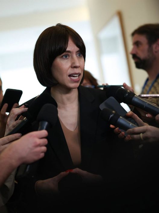 La ministra Morant asegura que no aceptaría joyas de Zapatero