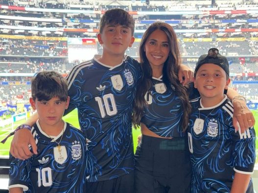 Antonela Roccuzzo congratulates Messi after Argentina's victory over Austria