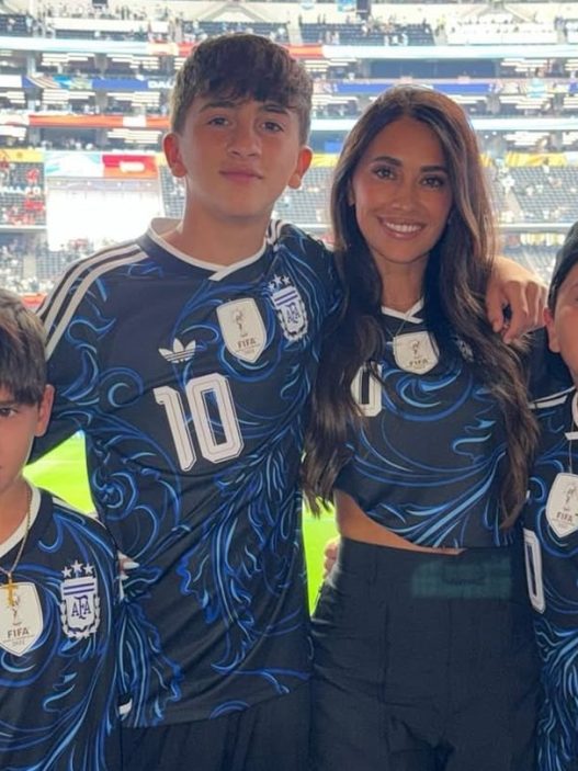 Antonela Roccuzzo congratulates Messi after Argentina's victory over Austria