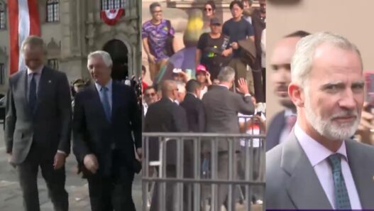 Felipe VI camina entre ciudadanos en Lima durante su visita oficial
