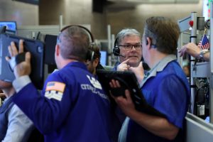 Acciones y bonos argentinos caen por falta de impulso en Wall Street