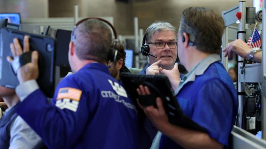 Acciones y bonos argentinos caen por falta de impulso en Wall Street