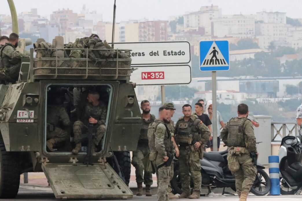 El Gobierno suspende permisos militares en Ceuta ante posibles crisis migratoria