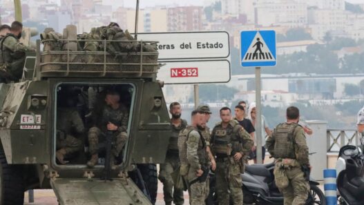El Gobierno suspende permisos militares en Ceuta ante posibles crisis migratoria