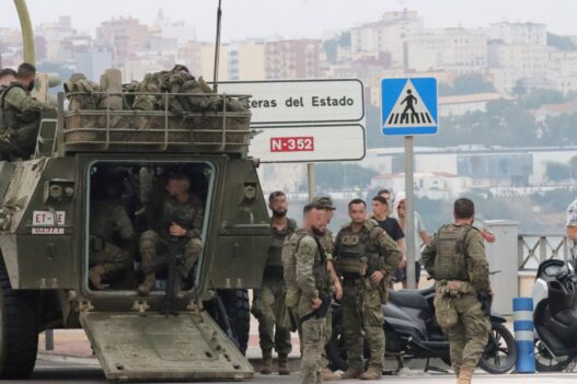 El Gobierno suspende permisos militares en Ceuta ante posibles crisis migratoria