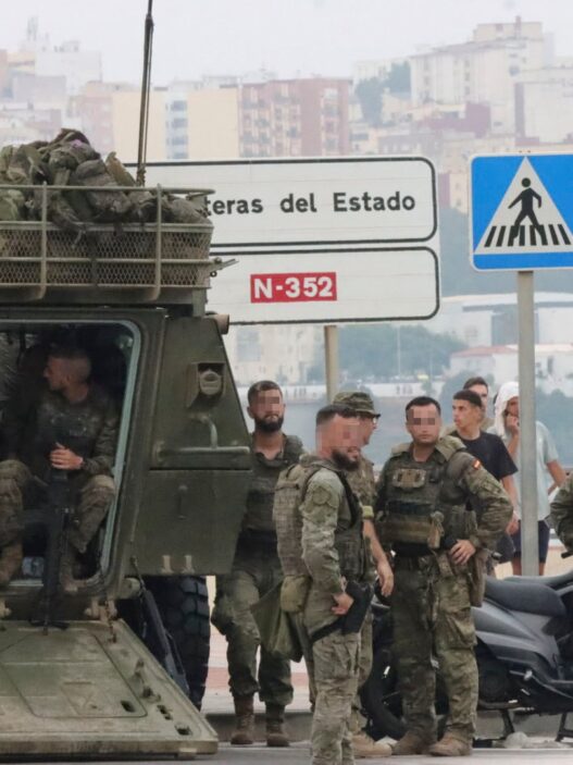 El Gobierno suspende permisos militares en Ceuta ante posibles crisis migratoria