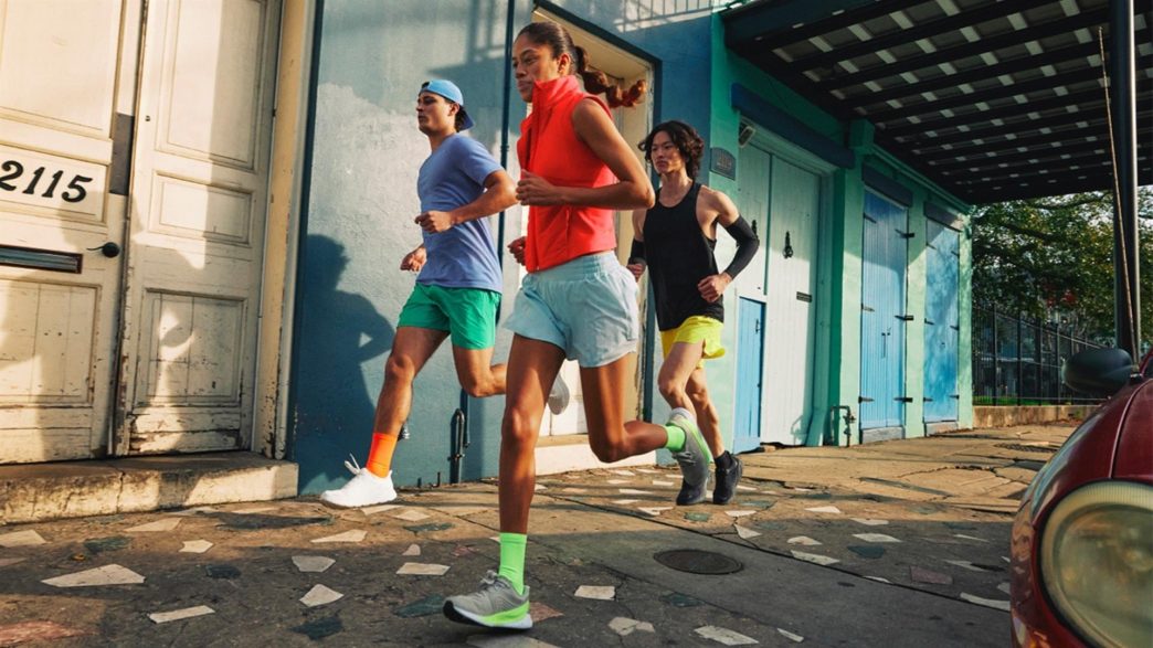Lululemon experimenta una caída del 18% en la Bolsa tras recortes en sus previsiones de beneficios