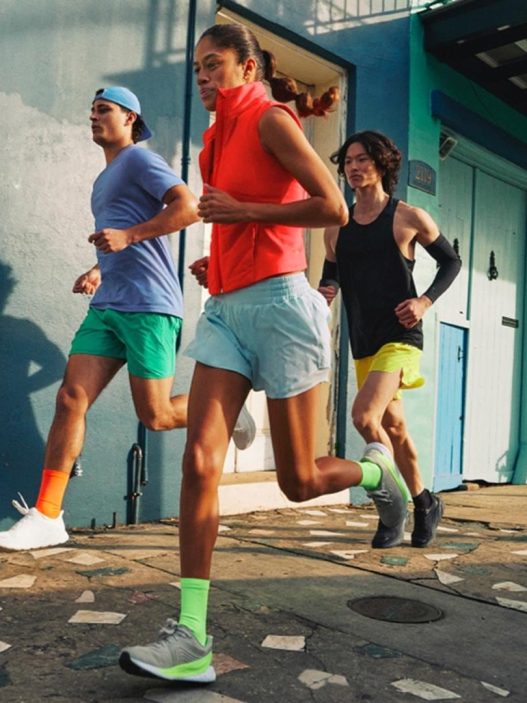 Lululemon experimenta una caída del 18% en la Bolsa tras recortes en sus previsiones de beneficios