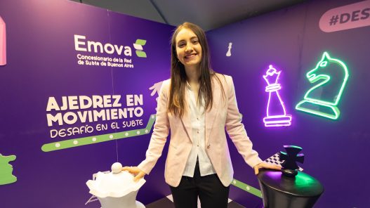 Candela Francisco lidera evento de ajedrez en el subte de Buenos Aires
