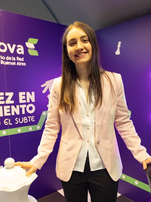 Candela Francisco lidera evento de ajedrez en el subte de Buenos Aires
