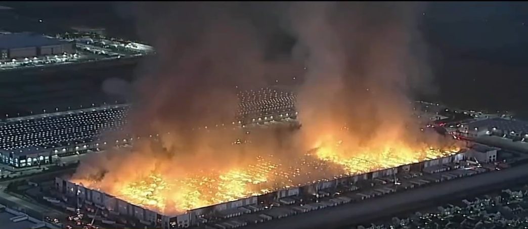Incendio en depósito de Kimberly-Clark en California: trabajador acusado de daño millonario por protesta salarial