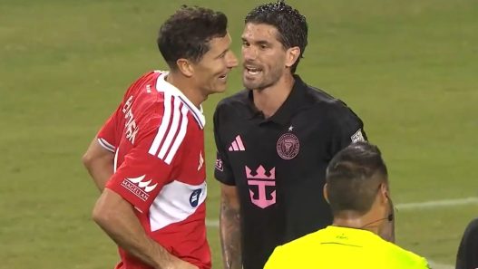 Tenso enfrentamiento entre Rodrigo De Paul y Robert Lewandowski en el empate de Inter Miami
