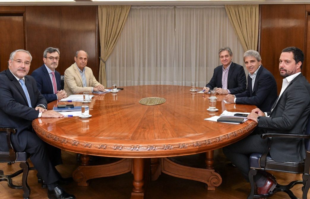 Reunión entre Economía y la UIA para abordar inquietudes del sector industrial