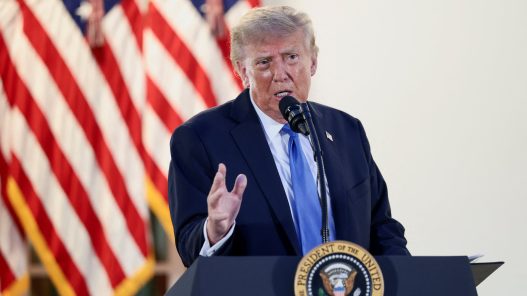 Donald Trump critica al Reino Unido por falta de apoyo y se evade sobre las Malvinas