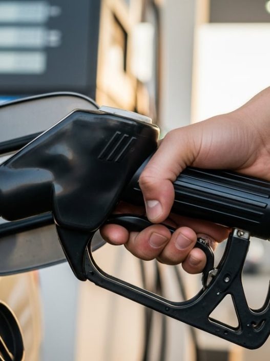 La venta de nafta en su nivel más bajo en dos años a la vez que crece el impuesto a los combustibles