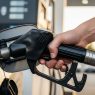 La venta de nafta en su nivel más bajo en dos años a la vez que crece el impuesto a los combustibles