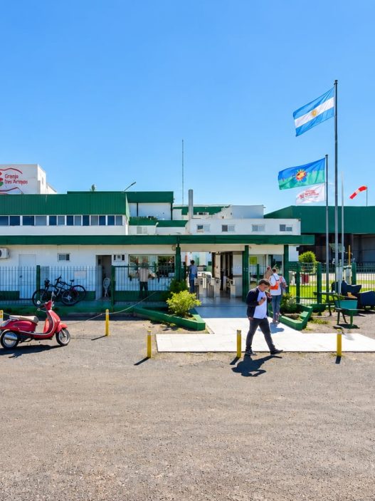 El gobierno de Axel Kicillof ordena reincorporación de 1.200 empleados de Granja Tres Arroyos