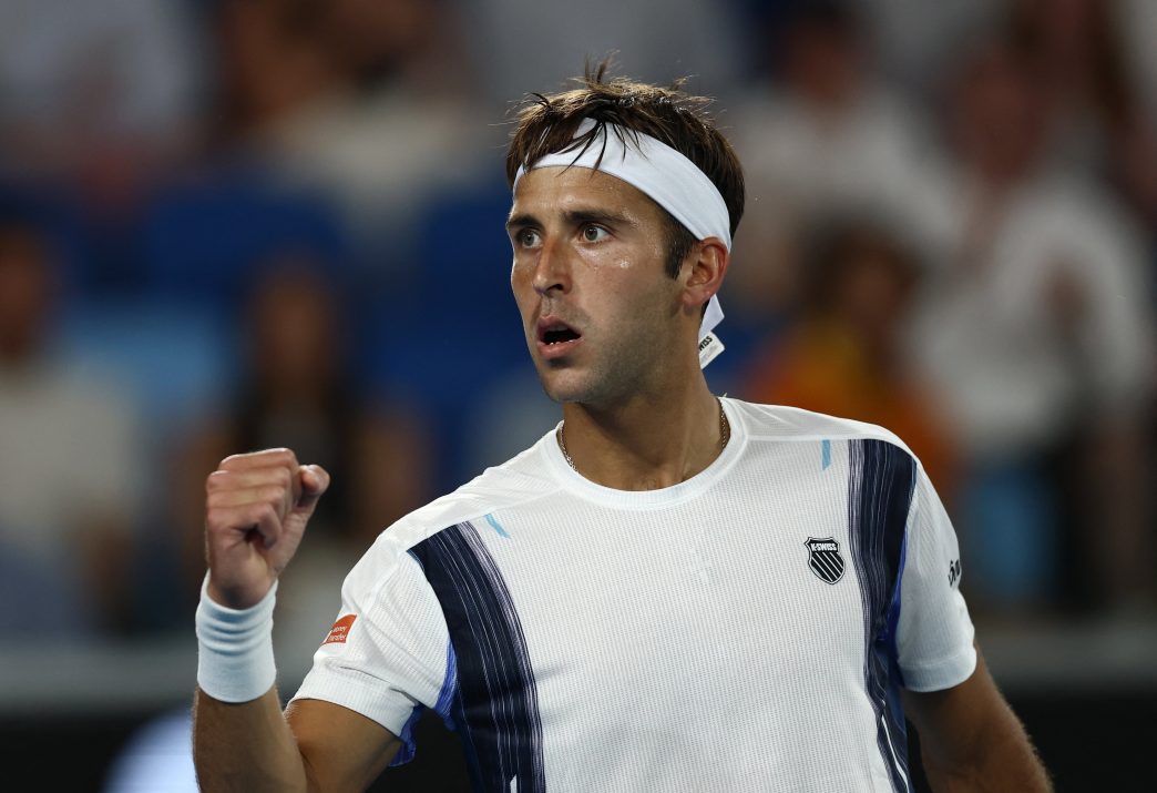 Tomás Etcheverry avanza a octavos de final del US Open tras vencer a Mariano Navone