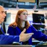 El riesgo país cae por debajo de 500 puntos mientras acciones argentinas suben