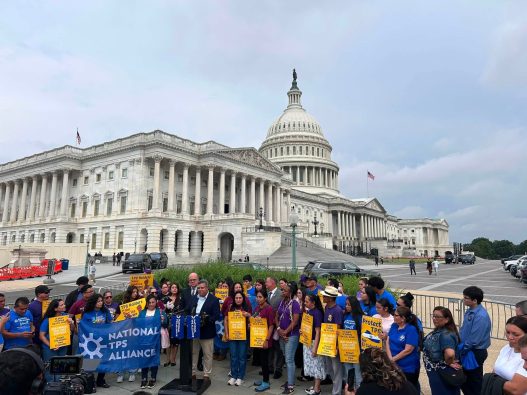 Hijos de salvadoreños solicitan en Washington la extensión del TPS para sus familias