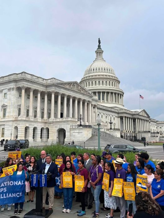 Hijos de salvadoreños solicitan en Washington la extensión del TPS para sus familias