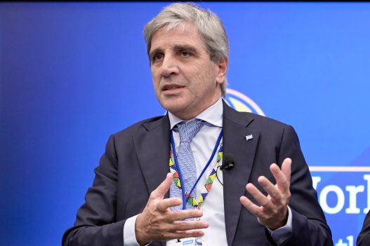 Luis Caputo Reafirma Compromiso Económico en Encuentro con Inversores en Nueva York