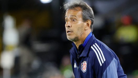 Fernando Batista cesa como entrenador de la selección de Costa Rica tras seis partidos con bajos resultados