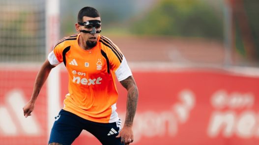 Daniel Muñoz inicia entrenamientos con Nottingham Forest usando máscara protectora