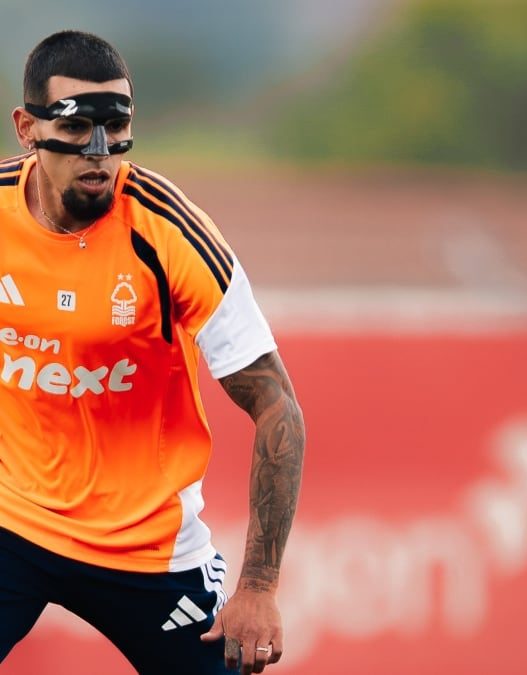 Daniel Muñoz inicia entrenamientos con Nottingham Forest usando máscara protectora