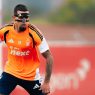 Daniel Muñoz inicia entrenamientos con Nottingham Forest usando máscara protectora