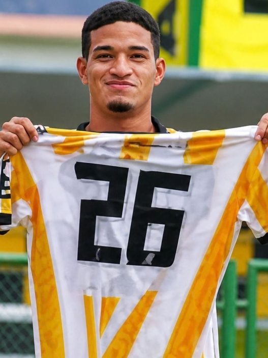 El club Juan Pablo II prepara camiseta edición limitada para la visita del papa León XIV al Perú
