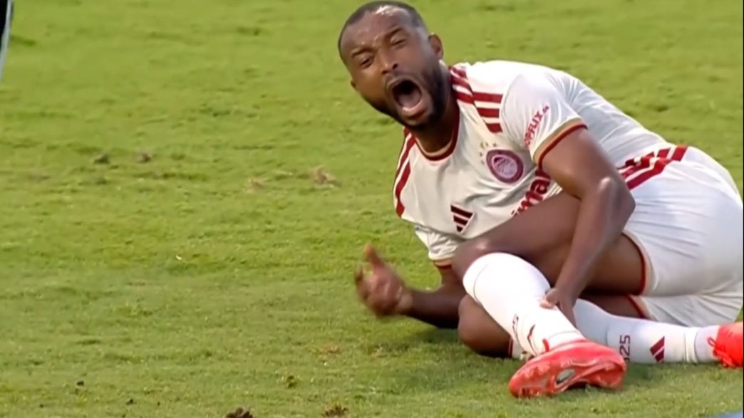 El delantero Ayoub El Kaabi sufre grave lesión durante partido de la Superliga de Grecia