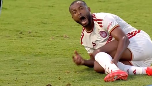El delantero Ayoub El Kaabi sufre grave lesión durante partido de la Superliga de Grecia