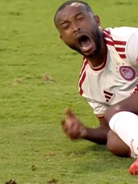 El delantero Ayoub El Kaabi sufre grave lesión durante partido de la Superliga de Grecia