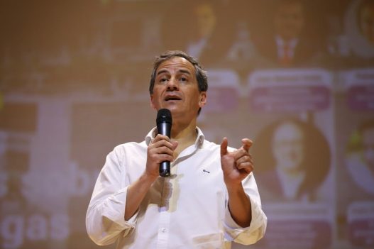 Senador Rafael Nieto critica restricción a bombardeos en presencia de menores reclutados