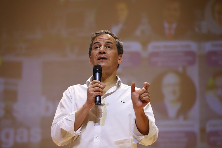 Senador Rafael Nieto critica restricción a bombardeos en presencia de menores reclutados
