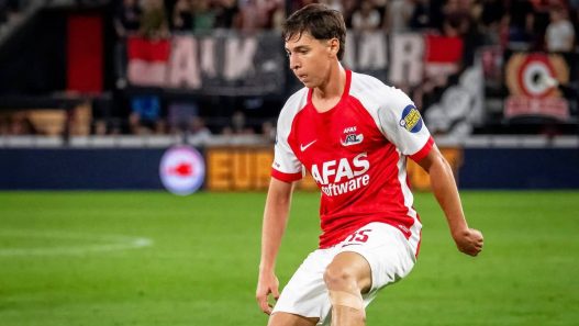 El estado físico de Mateo Chávez genera inquietud en el AZ Alkmaar