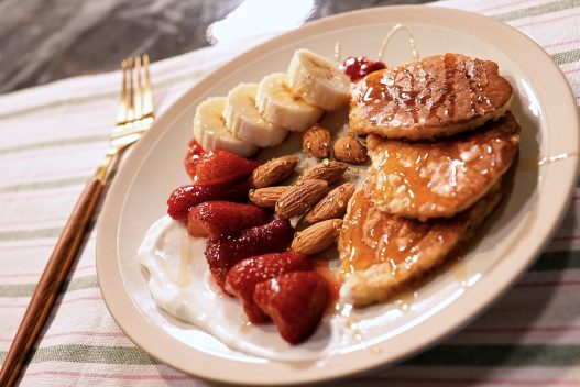 Pancakes de yogur y avena: una receta proteica lista en 20 minutos