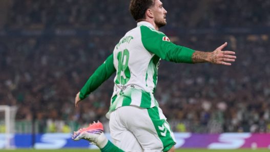 Troy Parrott marca historia en la victoria del Betis sobre el Real Madrid
