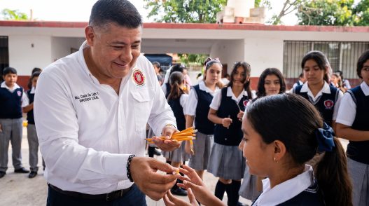 Reacción ante entrega de útiles escolares por diputado de Morena en Tamaulipas