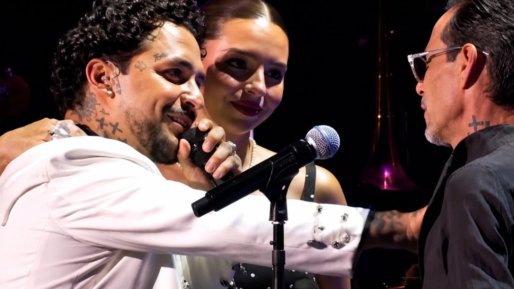 Ángela Aguilar y Christian Nodal honran a Marc Anthony en los Premios Juventud 2026