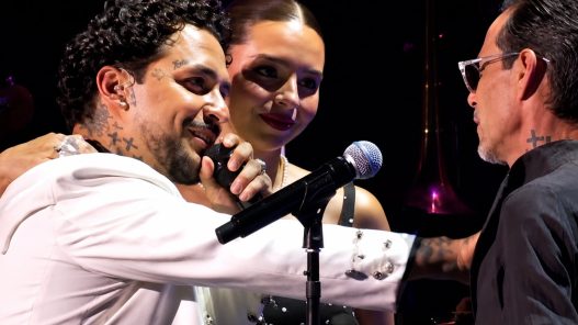 Ángela Aguilar y Christian Nodal honran a Marc Anthony en los Premios Juventud 2026