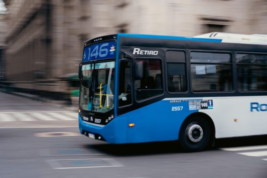 Colectivo azul de la línea 146 circulando por una calle de Buenos Aires