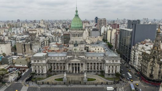 Traffic in front of the National Congress in Buenos Aires, a city where buses run on the SUBE card